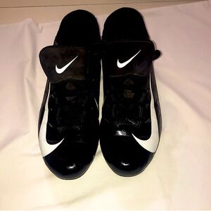 Nike size 10.5 men’s Vapor Football 🏈 Cleats. BRANDNEW wore1 day for signup !